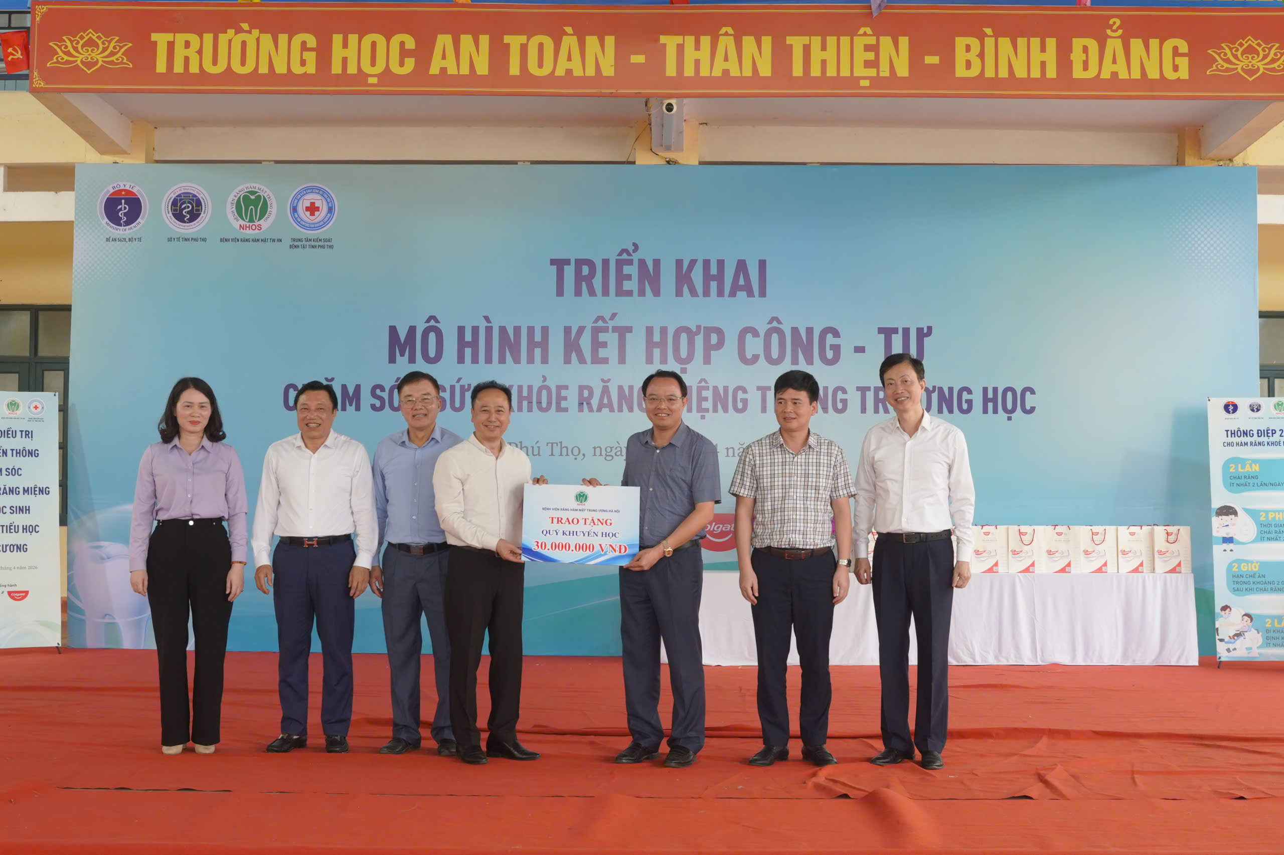 Bệnh viện Răng Hàm Mặt Trung ương Hà Nội và các đơn vị tài trợ đã trao nhiều phần tài trợ tới quỹ khuyến học của xã và trường tiểu học